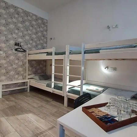 Deja Vu Hostel *